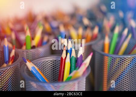 Beaux crayons de couleur avec fond noir flou et espace de copie Banque D'Images