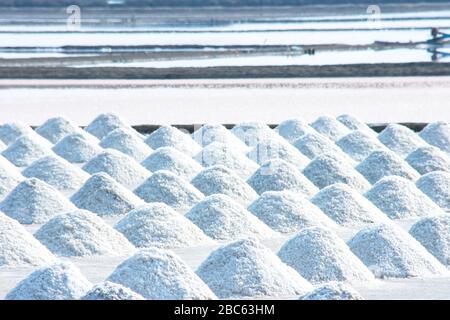 Beaucoup de sel dans le champ de sel de Samut sakhon, Thaïlande Banque D'Images