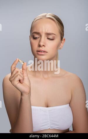 Femme blonde attentive affamant sur une tablette gelée Banque D'Images