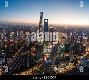 Shanghai, Chine - 18 juillet 2018 : vue aérienne de Lujiazui, Shanghai, au coucher du soleil Banque D'Images