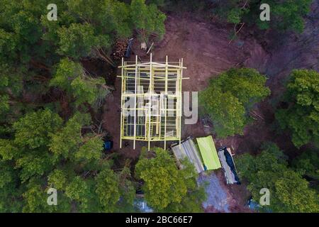 Construction d'une maison de campagne à ossature dans une pinède. Vue de dessus Banque D'Images