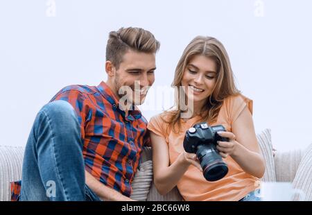 Happy young couple vérifie photos sur photos l'appareil photo Banque D'Images