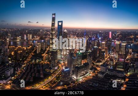 Shanghai, Chine - 18 juillet 2018 : vue aérienne de Lujiazui, Shanghai, au coucher du soleil Banque D'Images