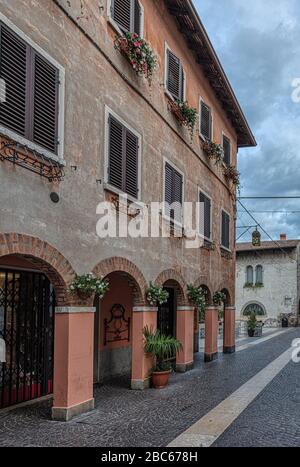 Lazise est une commune médiévale de la province de Vérone, dans la région italienne de Vénétie, située sur la rive est du lac de Garde Banque D'Images