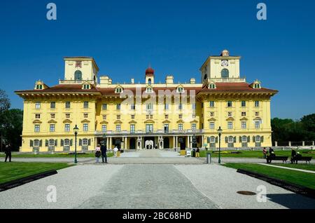 Eisenstadt, Autriche - 30 avril 2014 : personnes non identifiées et château d'Esterhazy à Eisenstadt, la capitale du comté de Burgenland Banque D'Images