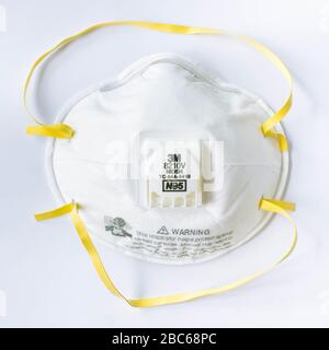 Masque respiratoire 3 m 8210 N 95 pour le contrôle du coronavirus. Isolé sur blanc. Banque D'Images