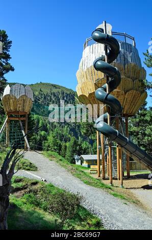 Jerzens, Autriche - 24 juin 2016 : Zirbenpark, aire privilégiée et d'un belvédère avec spiral slide en randonnée de montagne Hochzeiger Banque D'Images