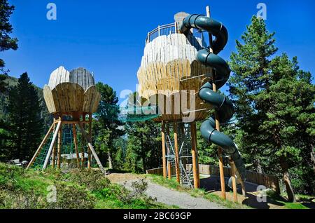 Jerzens, Autriche - 24 juin 2016 : aire de jeux pour enfants et regard drôle avec toboggan à helter-skelter sur la montagne Hochzeiger au Tyrol Banque D'Images