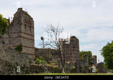 Les vieux murs de l'empereur Théodosius pour la défense de Constantinople, détruits par les Turcs Seljuk. Banque D'Images