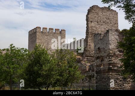 Les vieux murs de l'empereur Théodosius pour la défense de Constantinople, détruits par les Turcs Seljuk. Banque D'Images