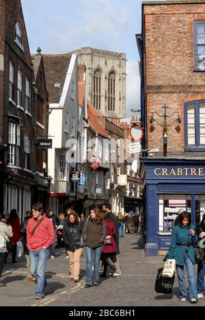 Rue pavée, Stonegate dans le quartier historique de la ville de York en Grande-Bretagne. Un nom de rue avec la fin de 'porte' est un mot viking f Banque D'Images