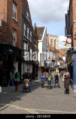 Rue pavée, Stonegate dans le quartier historique de la ville de York en Grande-Bretagne. Un nom de rue avec la fin de 'porte' est un mot viking f Banque D'Images