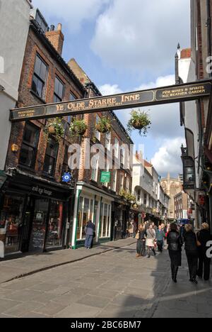 Un panneau au-dessus de la rue écrit en anglais ancien, ÔYe Olde Starre Inne dans 'Stonegate', l'une des vieilles rues pavées du XVe siècle dans l'historique Banque D'Images