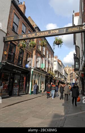 Un panneau au-dessus de la rue écrit en anglais ancien, ÔYe Olde Starre Inne dans 'Stonegate', l'une des vieilles rues pavées du XVe siècle dans l'historique Banque D'Images