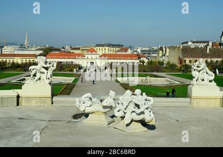 Vienne, Autriche - 1 novembre 2014 : touristes non identifiés, sculptures et palais du Bas Belvédère avec vue sur la ville Banque D'Images