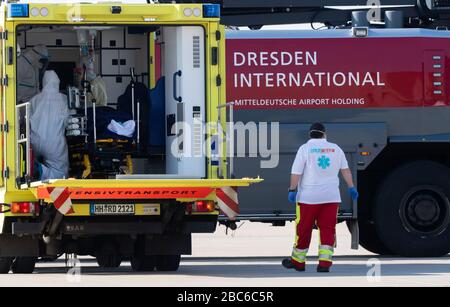 02 avril 2020, Saxe, Dresde: Un patient Covid 19 gravement malade de France est transporté d'un avion d'ambulance à l'ambulance de l'aéroport international de Dresde. L'avion Learjet 45 est venu de Metz et a atterri à l'aéroport de Dresde dans l'après-midi. Comme l'a annoncé l'hôpital universitaire de Dresde sur demande, deux autres patients français devraient arriver dans la soirée. L'hôpital spécialisé Coswig, l'hôpital Dresden-Friedrichstadt et l'hôpital universitaire local soigneront chacun l'un des patients. Rien n'a été révélé au sujet de leur identité. La Saxe avait déjà admis e Banque D'Images