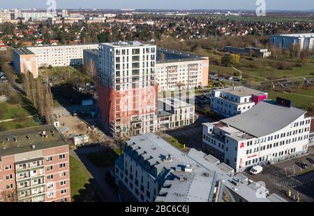 01 avril 2020, Saxe, Leipzig: Les échafaudages ont retiré les échafaudages du premier tiers de la nouvelle "Tour Lipsia". La première tour post-réunification dans le quartier de Granau, bâtiment en plaques de Leipzig, a une place pour 60 appartements sur ses 13 étages. La coopérative d'habitation Lipsia investit 13 millions d'euros. Le projet sans barrière 'Lipsia Tower' est principalement destiné aux locataires plus âgés. Selon les plans actuels, les premiers résidents devraient se déplacer en juillet. Les coopératives d'habitation saxonnes construisent 499 nouveaux appartements à l'échelle nationale en 2020. (Enregistré avec un drone) photo: J Banque D'Images