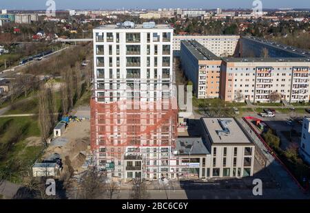 01 avril 2020, Saxe, Leipzig: Les échafaudages ont retiré les échafaudages du premier tiers de la nouvelle "Tour Lipsia". La première tour post-réunification dans le quartier de Granau, bâtiment en plaques de Leipzig, a une place pour 60 appartements sur ses 13 étages. La coopérative d'habitation Lipsia investit 13 millions d'euros. Le projet sans barrière 'Lipsia Tower' est principalement destiné aux locataires plus âgés. Selon les plans actuels, les premiers résidents devraient se déplacer en juillet. Les coopératives d'habitation saxonnes construisent 499 nouveaux appartements à l'échelle nationale en 2020. (Enregistré avec un drone) photo: J Banque D'Images