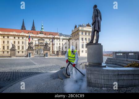 La statue de T.G. Masaryk est en cours de nettoyage pendant le pandème de corona Covid-19 à Prague, en République tchèque Banque D'Images