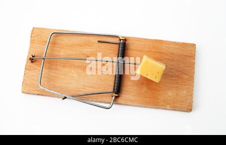 piège à souris avec un morceau de fromage sur un fond blanc gros plan Banque D'Images