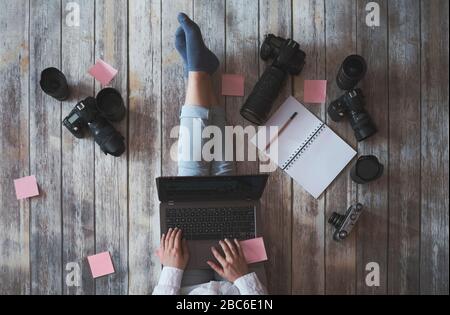 jeune photographe travaillant à la maison Banque D'Images