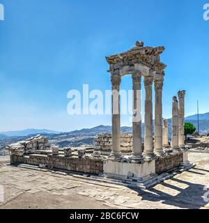 Ruines du Temple de Dionysos dans l'ancienne cité grecque Pergamon, Turquie. Grande vue panoramique sur une journée d'été ensoleillée Banque D'Images