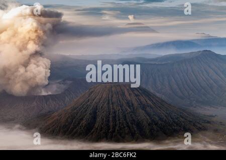 Vue élevée sur le mont Bromo, le mont Batok et le parc national Bromo Tengger Semeru, Java, Indonésie. Banque D'Images