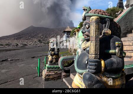 Pura Luhur Poten (temple hindou) avec une rupe du Mont Bromo dans le Backround, Parc national de Bromo Tengger Semeru, Java, Indonésie. Banque D'Images