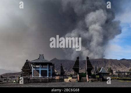 Pura Luhur Poten (temple hindou) avec une rupe du Mont Bromo dans le Backround, Parc national de Bromo Tengger Semeru, Java, Indonésie. Banque D'Images