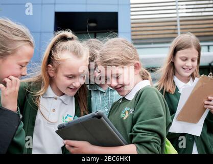 Élèves de l'école secondaire lors d'un voyage scientifique sur le terrain à NETPark à Sedgefied, comté de Durham, Royaume-Uni. 19/7/2017. Photo: Stuart Boulton. Banque D'Images