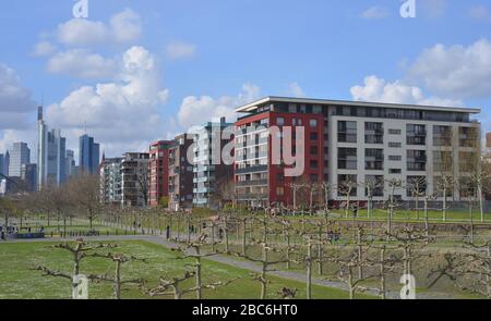 Francfort-sur-le-Main vue eastend sur les bâtiments immobiliers modernes et partie des gratte-ciel du centre-ville Banque D'Images