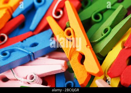 Les clothespins en bois colorés se rapprochés comme une texture et un fond en plein écran. Clous de giroflons décoratifs pour la créativité. Banque D'Images