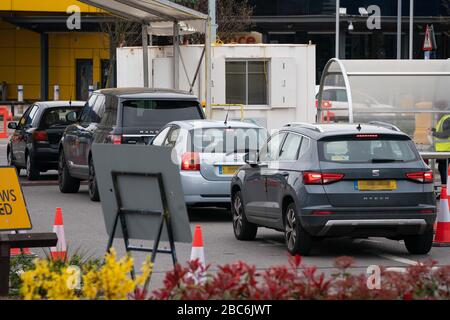 PLAQUES DE NUMÉRO DE VOITURE PIXELLISÉES PAR PA PICTURE DESK photo prise à 10:38 des voitures faisant la queue dans un lecteur NHS à travers la maladie du coronavirus (COVID-19) installation d'essai dans un parking IKEA, Wembley comme le Royaume-Uni continue de se verrouiller pour aider à freiner la propagation du coronavirus. Banque D'Images