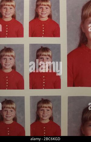 Portrait scolaire de grade formel d'une belle jeune fille caucasienne aux yeux bruns Banque D'Images