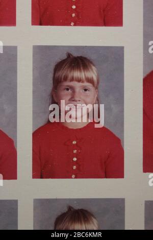 Portrait scolaire de grade formel d'une belle jeune fille caucasienne aux yeux bruns Banque D'Images