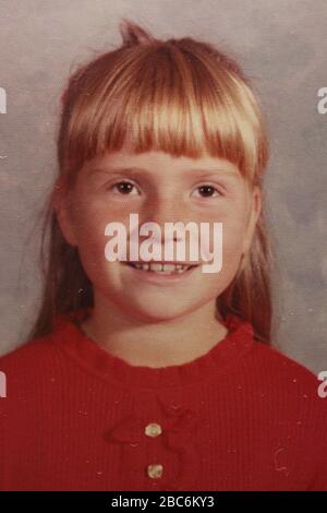 Portrait scolaire de grade formel d'une belle jeune fille caucasienne aux yeux bruns Banque D'Images