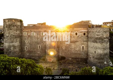 Catane, Sicile en Italie. Vue aérienne du château d'Ursino à l'aube. Est un ancien château médiéval construit à l'époque de Frederik le deuxième de Swabia Banque D'Images