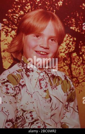 Portrait scolaire de grade formel d'une belle jeune fille caucasienne aux yeux bruns Banque D'Images