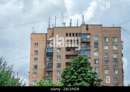 Beaucoup d'antennes et de fils sur le toit d'un bâtiment en hauteur contre le ciel gris. Le concept de la nécessité de disposer de différentes informations pour les frv modernes Banque D'Images