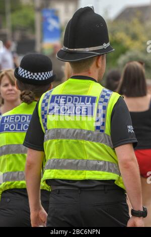 SWANSEA, PAYS DE GALLES - JUILLET 2018 : policiers en patrouille lors d'un événement public sur le front de mer de Swansea. Banque D'Images
