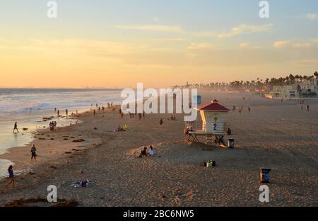Huntington Beach, États-Unis 06-10-2018 plage le soir au loin la silhouette de Los Angeles Banque D'Images
