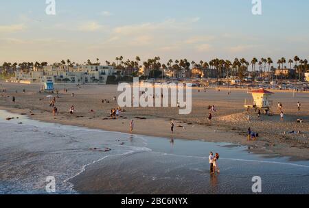 Huntington Beach, États-Unis 06-10-2018 vue de la jetée de Huntington Beach sur la plage et la ville Banque D'Images