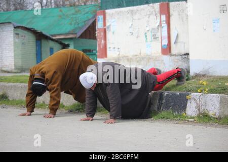 Inde. 31 mars 2020. La police indienne punit strictement les contrevenants de verrouillage lors de la mise en lock-down à l'échelle nationale imposée pour empêcher la propagation du coronavirus à Kunzer au nord de Srinagar, Cachemire administré par l'Inde. Les restrictions au mouvement au Cachemire se sont intensifiées au fur et à mesure que la vallée du Cachemire a enregistré la deuxième mort de la COVID-19. (Photo de Sajad Hameed/Pacific Press) crédit: Agence de presse du Pacifique/Alay Live News Banque D'Images