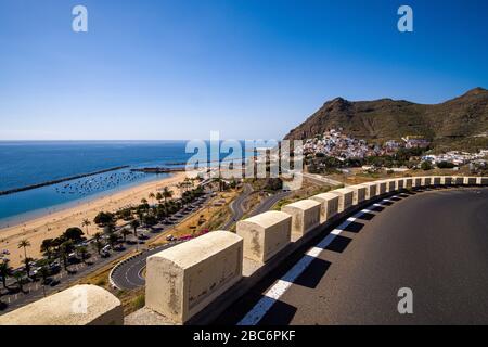 Vue aérienne sur les maisons colorées de la petite ville de San Andres, située sur une pente de colline, et la plage de sable blanc artificiel Playa de Las Teresitas Banque D'Images