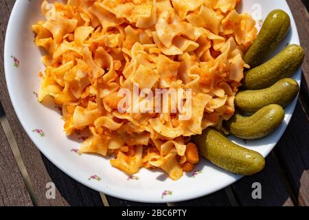 pâtes de pommes de terre hongroises traditionnelles dans le krumpplis tészta hongrois aux cornichons Banque D'Images