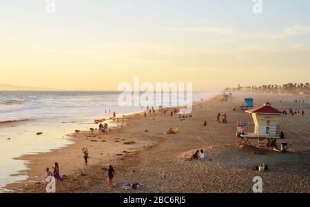 Huntington Beach, États-Unis 06-10-2018 personnes profitant du dernier soleil sur la plage Banque D'Images