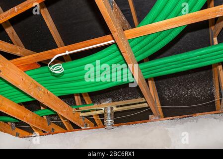 Ventilation de récupération d'énergie domestique, système visible de tuyaux flexibles verts pour le transport aérien, réparti sur les barres de toit. Banque D'Images