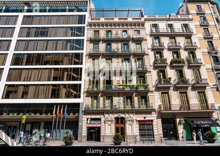 BARCELONE, ESPAGNE - 04 JUIN 2019 : Architecture de bâtiment de façade dans la ville de Barcelone, Espagne Banque D'Images