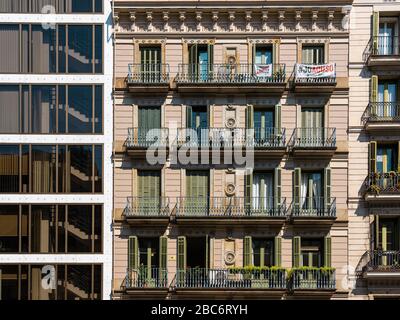 BARCELONE, ESPAGNE - 04 JUIN 2019 : Architecture de bâtiment de façade dans la ville de Barcelone, Espagne Banque D'Images