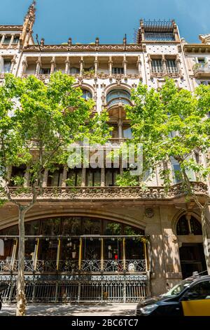 BARCELONE, ESPAGNE - 04 JUIN 2019 : détail de la belle architecture du bâtiment Facade dans la ville de Barcelone, Espagne Banque D'Images